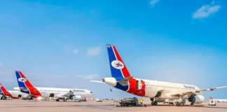 مصادر حكومية: جهود عمانية لدى جماعة الحوثي لإطلاق الطائرات المحتجزة في مطار صنعاء