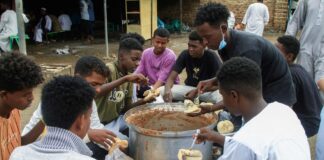 الٲوتشا تعلن عن حاجتها لملياري دولار لدعم خطة الاستجابة الٳنسانية باليمن للعام 2025م متطوعون في جمعية خيرية يقدمون طعاما في مخيم للنازحين في مدينة القضارف السودانية في 13 يوليو