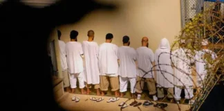 سلطنة عمان ترحل 24 يمنيا من معتقلي غوانتانامو السابقين إلى اليمن