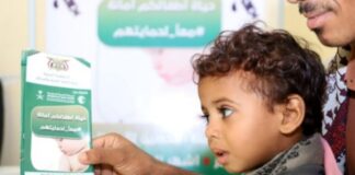 السفارة الأمريكية في اليمن: الحوثيون يشنون حرباً على صحة الأطفال طفل صغير يشارك في حملة في عام 2024 لتطعيم الأطفال ضد الحصبة في مدينة حَجّة باليمن. (© Mohammed al-wafi/Shutterstock.com)