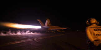 القوات الأمريكية تستهدف مواقع للحوثيين بثلاث غارات جوية جنوبي الحديدة