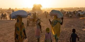 السودان: في كل دقيقة، تتحطم آلاف الأرواح بسبب الحرب بعيدا عن اهتمام العالم لاجئون سودانيون يصلون إلى مدينة أدري الحدودية في تشاد. © UNHCR/Andrew McConnell