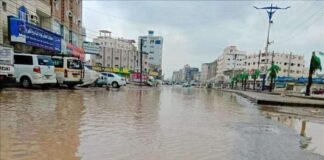 الأمطار الغزيرة في العاصمة المؤقتة عدن تكشف الوضع المزري وهشاشة مشاريع تصريف المياه فيها