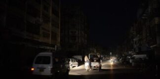 أزمة كهرباء خانقة تضرب عدن: انقطاع التيار يصل إلى 11 ساعة يومياً مقابل ساعتين تشغيل، وسط غياب تام للحكومة