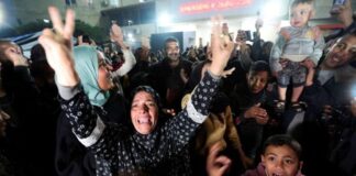 آلاف الفلسطينيين في غزة يحتفلون باتفاق وقف النار وصفقة تبادل الرهائن والمعتقلين