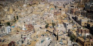 استمراراً لانتهاكات الحوثيين.. مسلحون وزينبيات يداهمون منزل مواطن في صنعاء ويقتادونه الي جهة مجهولة