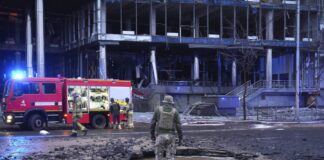 مقتل أربعة في هجوم روسي على كييف وحريق بطائرة مسيرة أوكرانية في روسيا