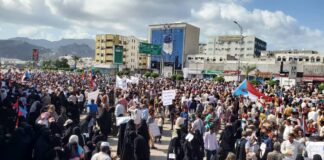 موجة غضب تجتاح عدن : مظاهرات حاشدة تندد بتردي الأوضاع