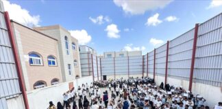 عدن: وقفة احتجاجية لطلاب ومعلمي مدارس الارتقاء للمطالبة بالعدالة في قضية مقتل المعلمة نسرين أديب