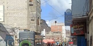 عدن.. أزمة مياه خانقة في مدينة كريتر بمديرية صيرة، وسط إنقطاع تام للكهرباء