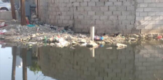 عدن: أهالي حي الملقاط في “الممدارة” يطلقون نداء استغاثة لحل مشكلة الصرف الصحي