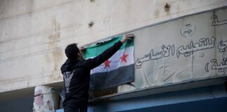 جدل حول تعديلات مناهج التعليم في سوريا: اتهامات بتسييس المناهج وردود حكومية