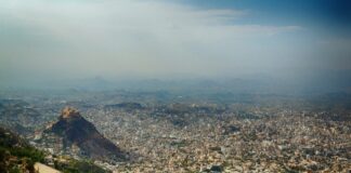 تعز.. مالك عقار يشعل النار في شقة مستأجر بسبب خلاف على الإيجار بالعملة الصعبة