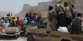 قبائل لقموش تحتجز مركبتين عسكريتين في شبوة رداً على اختطاف أبنائها في عدن