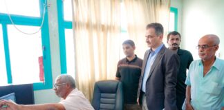 محافظ عدن يوقف مدير كهرباء المنطقة الثانية خلال تفقده لسير العمل في المنطقة