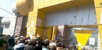 الآلاف من الموظفين يعودون خائبين رغم إعلان جماعة الحوثي عن صرف نصف المرتب