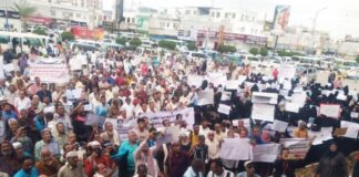 أكاديميون بجامعات “عدن، ولحج، وأبين، وشبوة” ينفذون تظاهرة للمطالبة بحقوقهم وتحسين أوضاعهم المعيشية