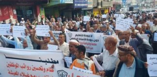 معلمو تعز يواصلون إضرابهم المفتوح ويطالبون برفع الرواتب وهيكلة الأجور