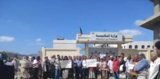 مركز حقوقي أمريكي يدعو لصرف رواتب الموظفين النازحين في اليمن