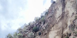 لحج.. توقف حركة السير بوادي المقاطرة ومئات المسافرين عالقون