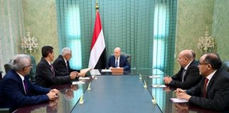 العليمي يتسلم مسودة القواعد المنظمة لأعمال مجلس القيادة وهيئتي التشاور والفريقين القانوني والاقتصادي