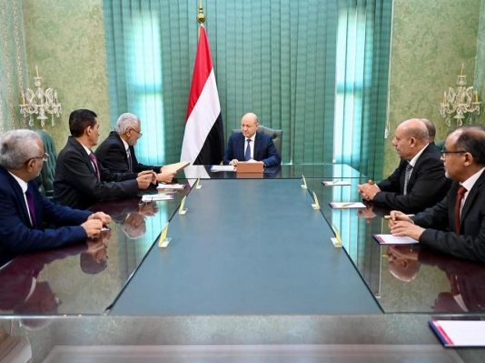 العليمي يتسلم مسودة القواعد المنظمة لأعمال مجلس القيادة وهيئتي التشاور والفريقين القانوني والاقتصادي