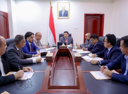 رئيس الوزراء يتعهد بحلول مستدامة للكهرباء وسط تفاقم الأزمات المعيشية في المناطق المحررة