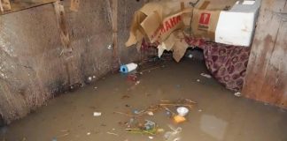 مد بحري مفاجئ يضرب سواحل ذوباب بتعز.. تضرر منازل وقوارب ونزوح السكان