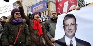 تظاهر الآلاف خارج بلدية اسطنبول احتجاجا على اعتقال عمدة المدينة