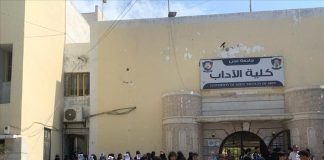 طلاب كلية الآداب بعدن يحيون ذكرى زميلهم “الزامكي” بوقفة احتجاجية ويطالبون بالعدالة