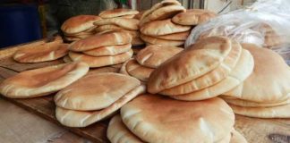 انهيار العملة يهدد قوت المواطنين… مخابز عدن تتجه لرفع سعر “الروتي” إلى 100 ريال