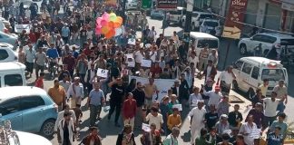 تعز.. تظاهرات غاضبة تطالب بوقف الانهيار الاقتصادي ومحاسبة الفاسدين وسط اتهامات للحكومة بالتقاعس