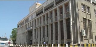 انهيار غير مسبوق للعملة المحلية وغلاء فاحش في الأسعار يفاقمان معاناة المواطنين في عدن وسط انقطاع للكهرباء وفشل حكومي واضح