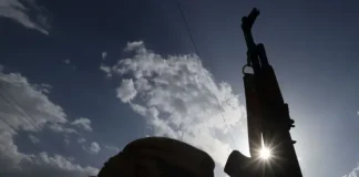 الحوثيون يفرضون قيوداً مشددة على تحركات قياداتهم لتفادي الضربات الأمريكية