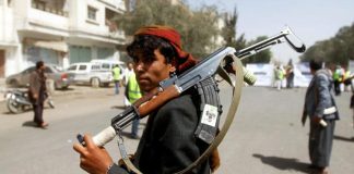 مقتل عنصر حوثي وإصابة مشرف أمني في اشتباك مسلح مع قبليين في عمران