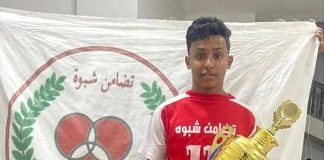 وفاة لاعب كرة قدم بعد سقوطه المفاجىء في أرضية الملعب بشبوة