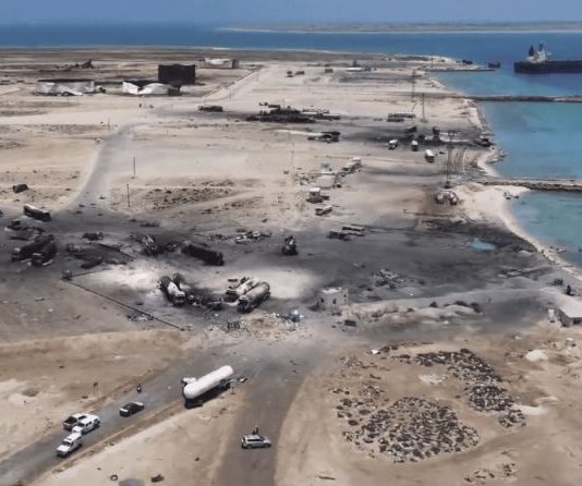 بحارة روس يغادرون صنعاء بعد إصابة ناقلتهم في غارة أميركية استهدفت ميناء خاضع لسيطرة الحوثيين