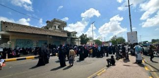 نساء أبين ينتفضن احتجاجًا على تردي الخدمات الأساسية