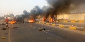 لحج.. متظاهرون يغلقون الطريق العام احتجاجاً على تدهور الخدمات الأساسية وانقطاع الكهرباء وإنهيار العملة المحلية