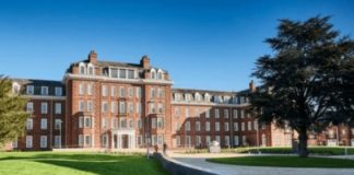 رويترز وجامعة دورهام تعلنان عن زمالة عالمية للصحافة الاستقصائية تكريمًا لسير هاري إيفانز