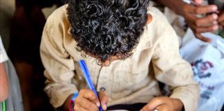 الحوثيون يصدرون قرارًا صادمًا…. حظر تدريس الإنجليزية في المدارس