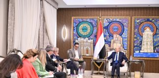 الرئيس العليمي يؤكد على أهمية توحيد المواقف الدولية لحماية الملاحة ودعم الحل في اليمن