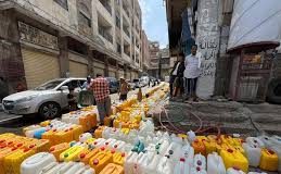 مواطن يلقى حتفه في تعز أثناء سحب أنبوب وايت الماء بعد إنتظار لأسابيع، والأحزاب تطالب بحلول جذرية لأزمات المياه والكهرباء