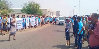 عدن.. وقفة احتجاجية تطالب بالإفراج عن ضابط بخفر السواحل معتقل لدى السلطات الأمنية منذ 9 أشهر