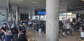 عشرات اليمنيين عالقون في مطار عمّان بعد توقف الرحلات إلى صنعاء بسبب الغارات الإسرائيلية
