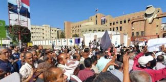 المعلمون يتظاهرون في تعز للمطالبة بصرف ورفع الرواتب ومعالجة انهيار العملة