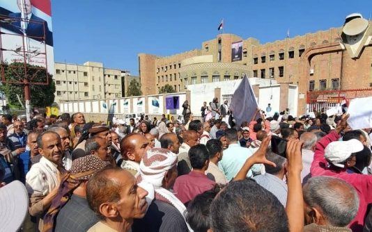 المعلمون يتظاهرون في تعز للمطالبة بصرف ورفع الرواتب ومعالجة انهيار العملة