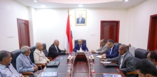 رئيس الوزراء يوجه بإعداد خطة مزمنة لإعادة تشغيل مصافي عدن واستعادة نشاطها الاستراتيجي