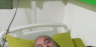 الفنان قاسم عمر قاسم يفقد بصره ويصارع المرض والإهمال في منزله بعدن
