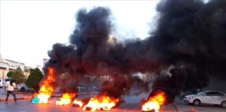 احتجاجات غاضبة وقطع طرق في عدن مع فجر الجمعة بسبب انهيار الكهرباء